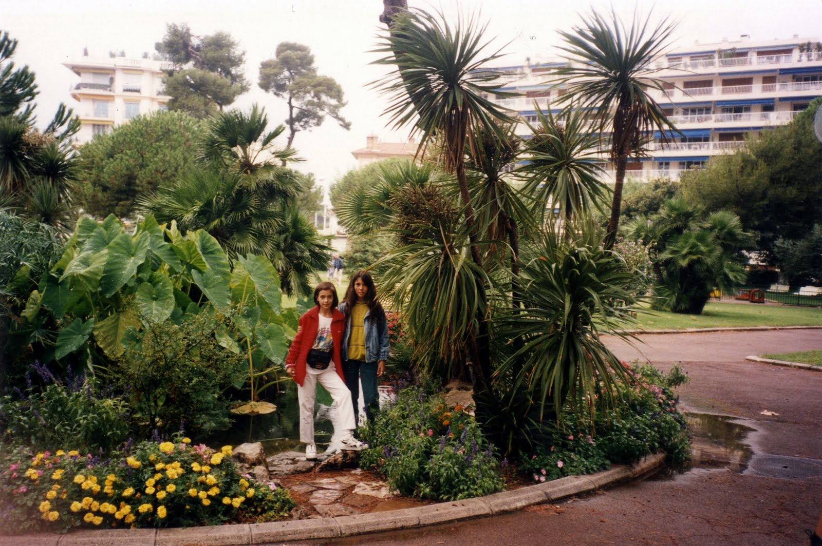 Nisa. ªoricelul cu hainã roºie sunt eu... Cel de lângã mine, Corina de Buzãu.